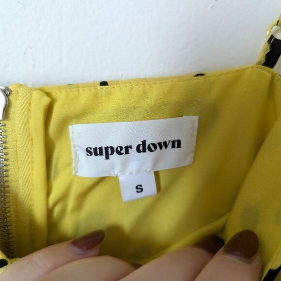 Superdown Revolve neon yellow leopard print Poppy layered peplum ruffle crop top - Picture 3 of 6